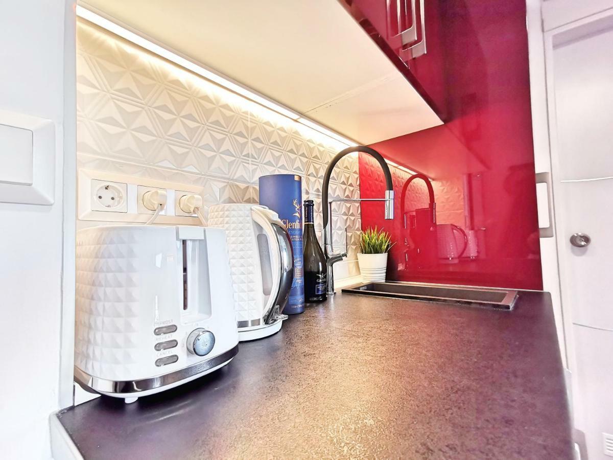 Pure Bliss Luxury Beachfront Apartment With Panoramic Sea Views, Electric Bbq, Gym Equipment And More Agia Triada  Exterior foto